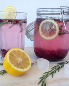 Морс с розмарином, клюквой и медом