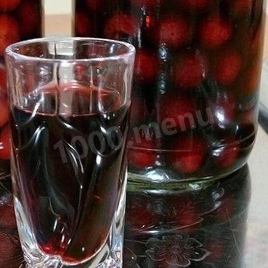 Рецепт домашней вишневой наливки с косточками из вишни
