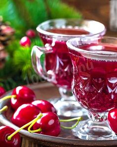 Вишневая наливка с листьями