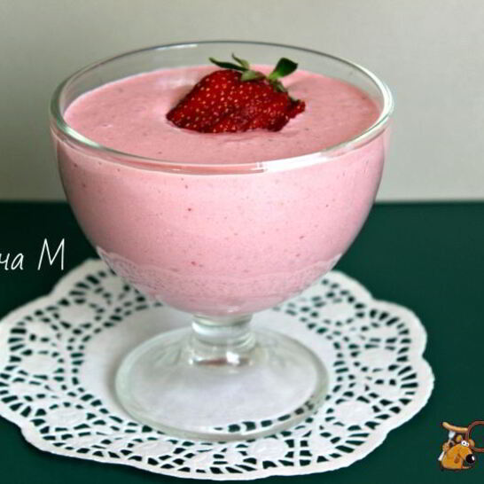 Рецепт клубничного смузи с творогом и овсяными хлопьями