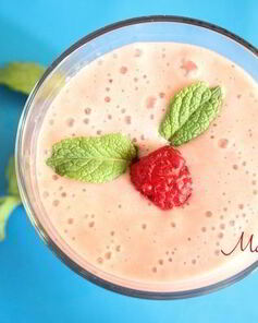 Малиновый смузи на миндальном молоке