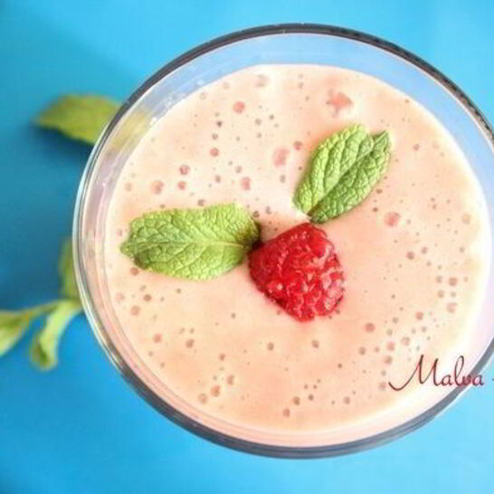 Рецепт малинового смузи на миндальном молоке