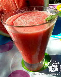 Смузи из арбуза, йогурта и мяты