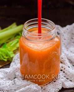 Смузи из сельдерея с апельсиновым соком, морковью и яблоком