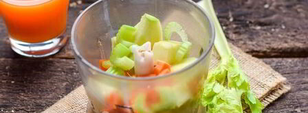 смузи из сельдерея с апельсиновым соком, морковью и яблоком. Шаг 6