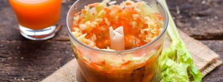 смузи из сельдерея с апельсиновым соком, морковью и яблоком. Шаг 7