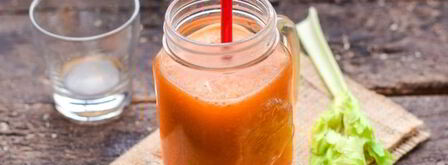 смузи из сельдерея с апельсиновым соком, морковью и яблоком. Шаг 10