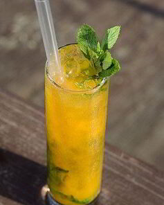 Тропический пунш с темным ромом