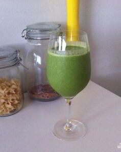 Зеленый коктейль с финиками