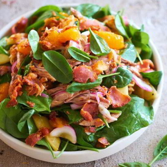 Рецепт большого салата с уткой, беконом, яблоками и апельсинами