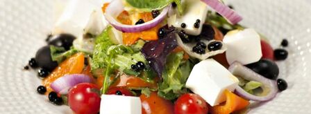 греческий салат с бальзамическим жемчугом. Шаг 8