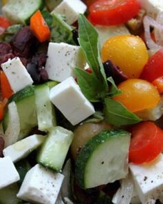 Греческий салат с цукини, сыром фета и базиликом