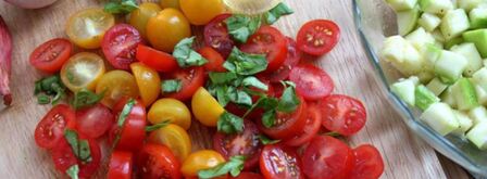 греческий салат с цукини, сыром фета и базиликом. Шаг 3