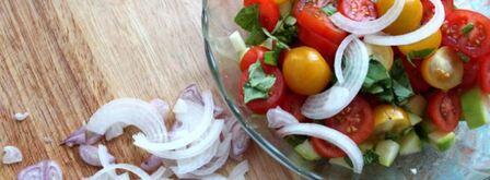 греческий салат с цукини, сыром фета и базиликом. Шаг 4