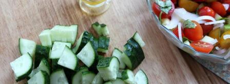 греческий салат с цукини, сыром фета и базиликом. Шаг 5