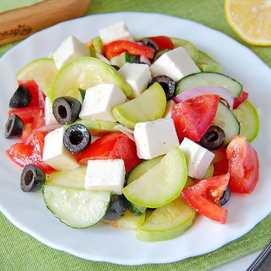 Рецепт греческого салата с цуккини и помидорами