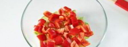 греческий салат с цуккини и помидорами. Шаг 4