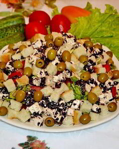 Классический Греческий салат с сухариками и курицей