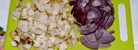 классический греческий салат с сухариками и курицей. Шаг 7