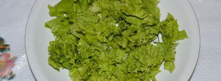 классический греческий салат с сухариками и курицей. Шаг 8