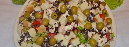 классический греческий салат с сухариками и курицей. Шаг 10