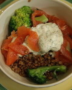 Салат из гречки с брокколи и семгой