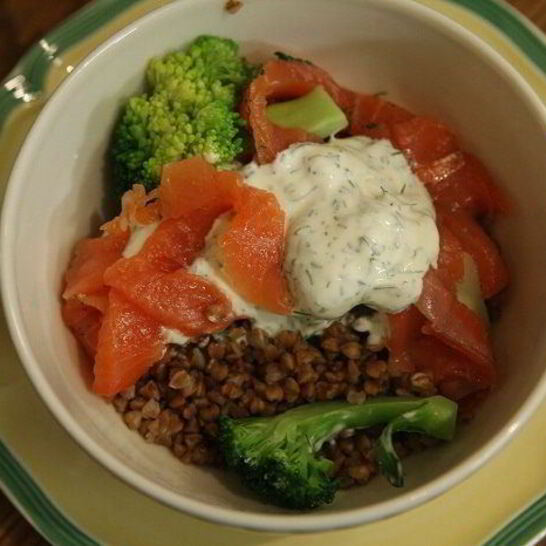 Рецепт салата из гречки с брокколи и семгой