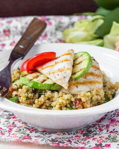 Салат с кускусом и курицей по-гречески