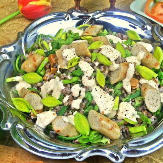 Рецепт теплого салата из гречки с колбасками и сыром