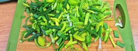 теплый салат из гречки с колбасками и сыром. Шаг 3