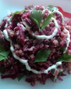 Теплый салат с гречкой, свеклой и грибами