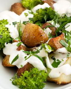 Картофельный салат с брокколи, мелиссой и тархуном