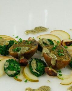 Салат из картофеля, груш и орехов пекан