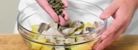 салат из картофеля с сельдью и телятиной. Шаг 7