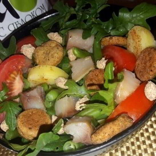 Рецепт салата с картофелем, скумбрией и крекерами из отрубей