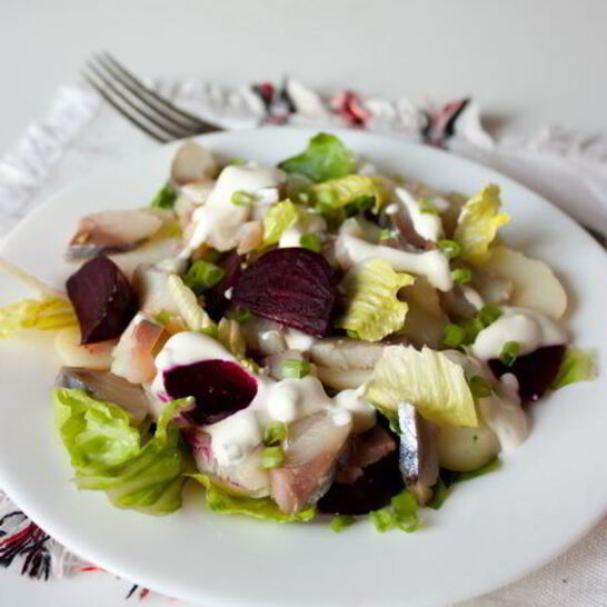 Рецепт салата с картофелем, свеклой и копченой скумбрией