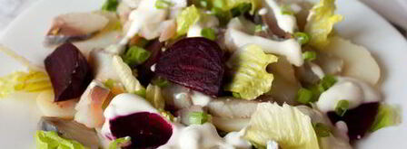 салат с картофелем, свеклой и копченой скумбрией. Шаг 9