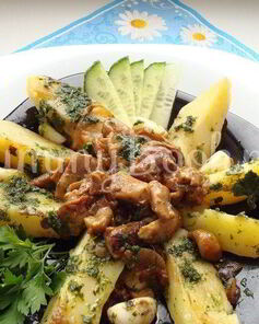 Теплый картофельный салат с грибами