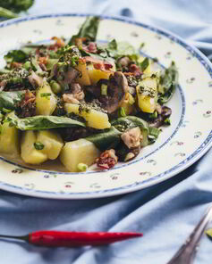 Теплый салат с молодым картофелем и хрустящим беконом