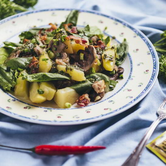 Рецепт теплого салата с молодым картофелем и хрустящим беконом