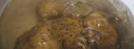 теплый салат с молодым картофелем и хрустящим беконом. Шаг 3