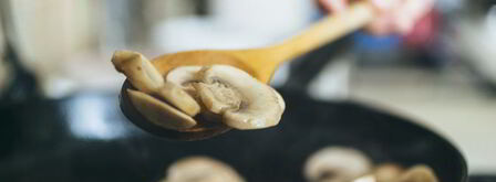 теплый салат с молодым картофелем и хрустящим беконом. Шаг 5