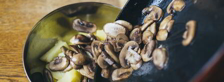 теплый салат с молодым картофелем и хрустящим беконом. Шаг 6