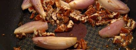 лионский салат с карамелизированным луком и орехами. Шаг 10