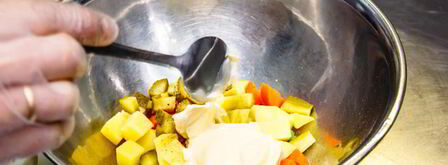 оливье с крабом. Шаг 6