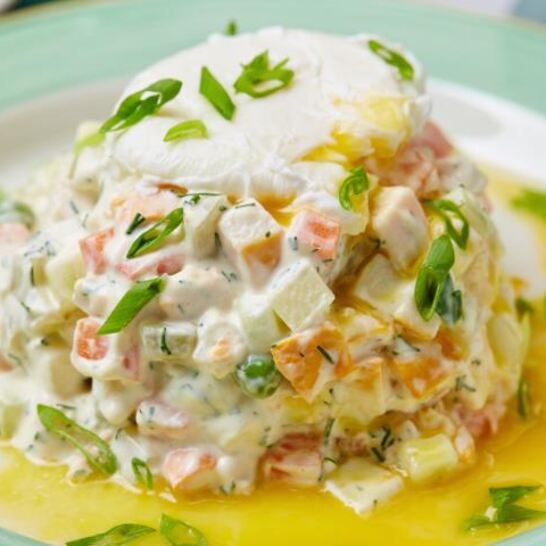 Рецепт оливье с куриной грудкой и яйцом пашот