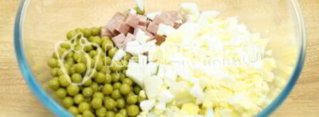 оливье с полукопченой колбасой. Шаг 5