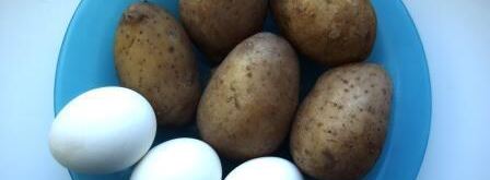 оливье с семгой и красной икрой. Шаг 3