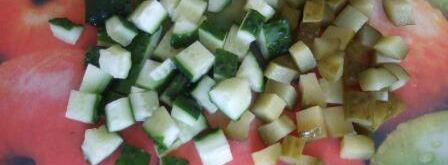 оливье с семгой и красной икрой. Шаг 5