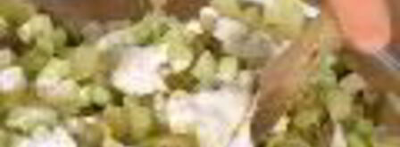 салат оливье с икрой и раковыми шейками. Шаг 4